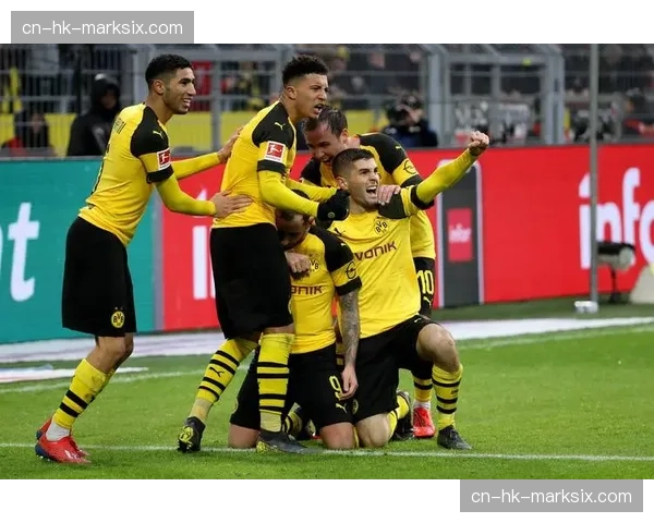 场边：门兴球迷向对手掷掷杂物导致比赛中断五分钟，主裁提出警告